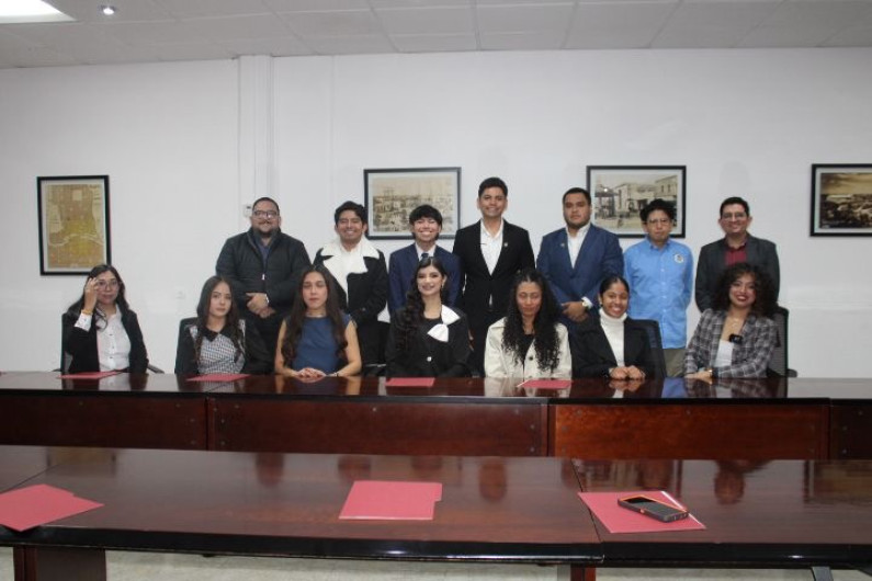 Instalan y toman protesta al Consejo Neolaredense de la Juventud 2025–2026