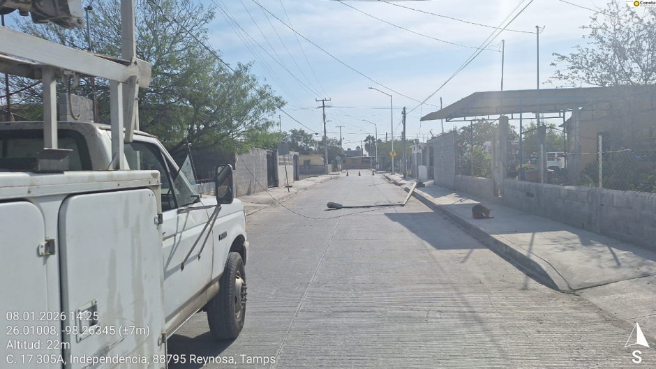 Recupera Gobierno de Reynosa postes del alumbrado público derribados por ventarrón