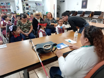 · Ofrecen lectura en braille a niños de primaria en Biblioteca Fidel Cuéllar