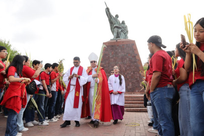 Marchan jóvenes durante el Domingo de Ramos en Nuevo Laredo