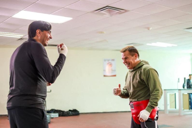 Carlos Peña Ortiz se puso lo guantes con el campeón mundial Julio César Chávez