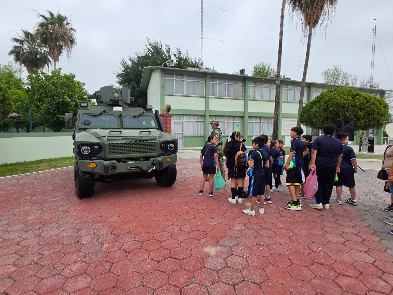 Fomentan inclusión: Alumnos de la primaria Cosme Pérez visitan el Cuartel Militar