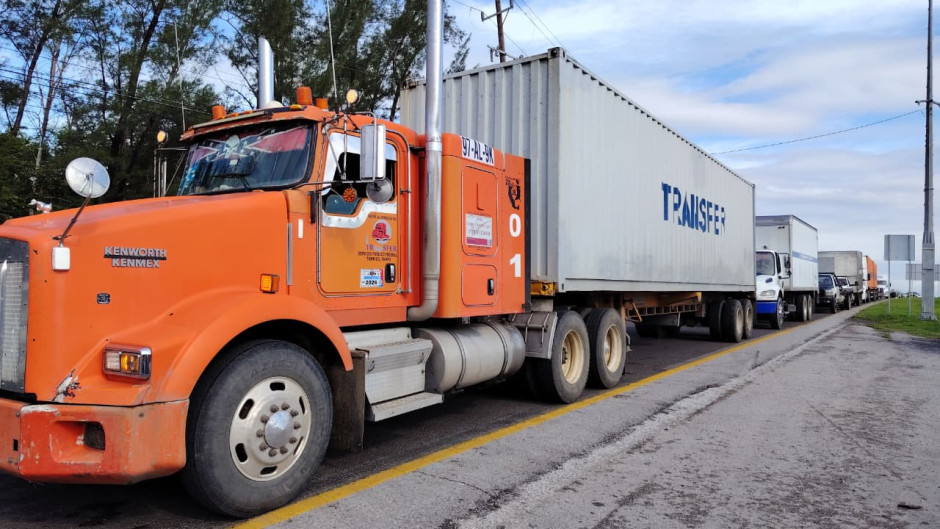 Transportistas toman carretera Tampico-Mante en Altamira; Exigen mayor seguridad ante ola de delitos