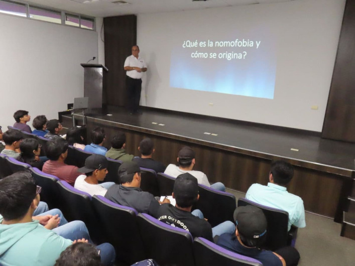 Atienden estudiantes de la UPV conferencia sobre adicción al celular