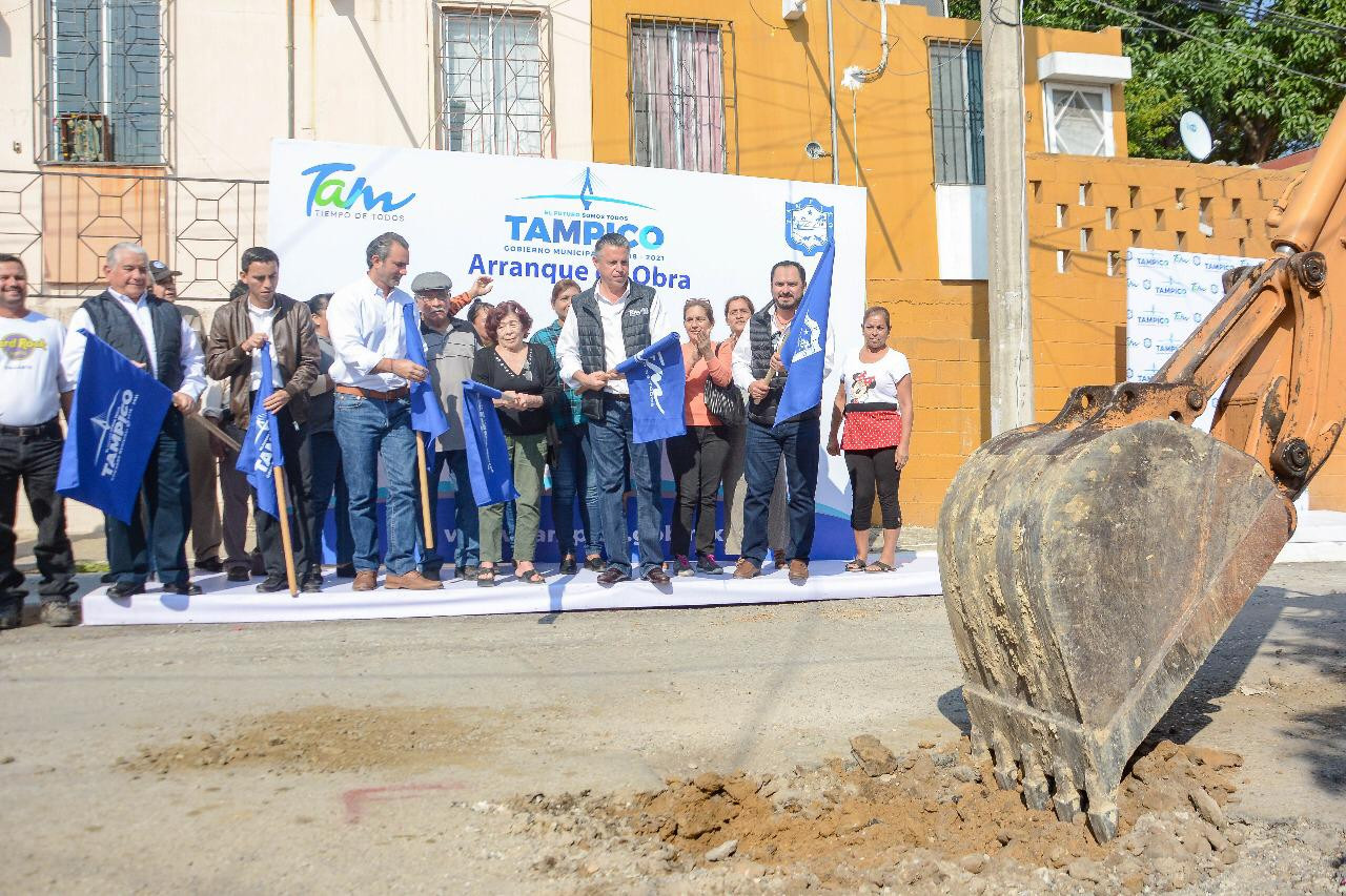 Pone en marcha Chucho Nader la pavimentación de otra calle