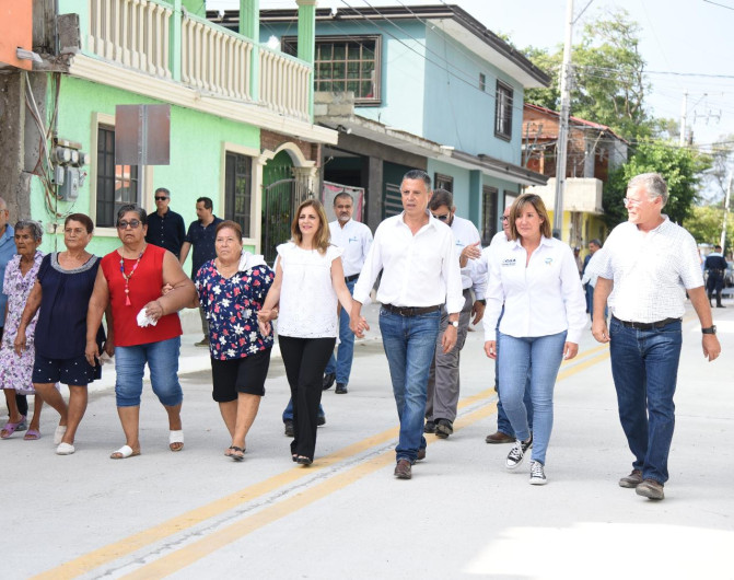 Inaugura una nueva obra de pavimentación en la calle Héroe de Nacozari