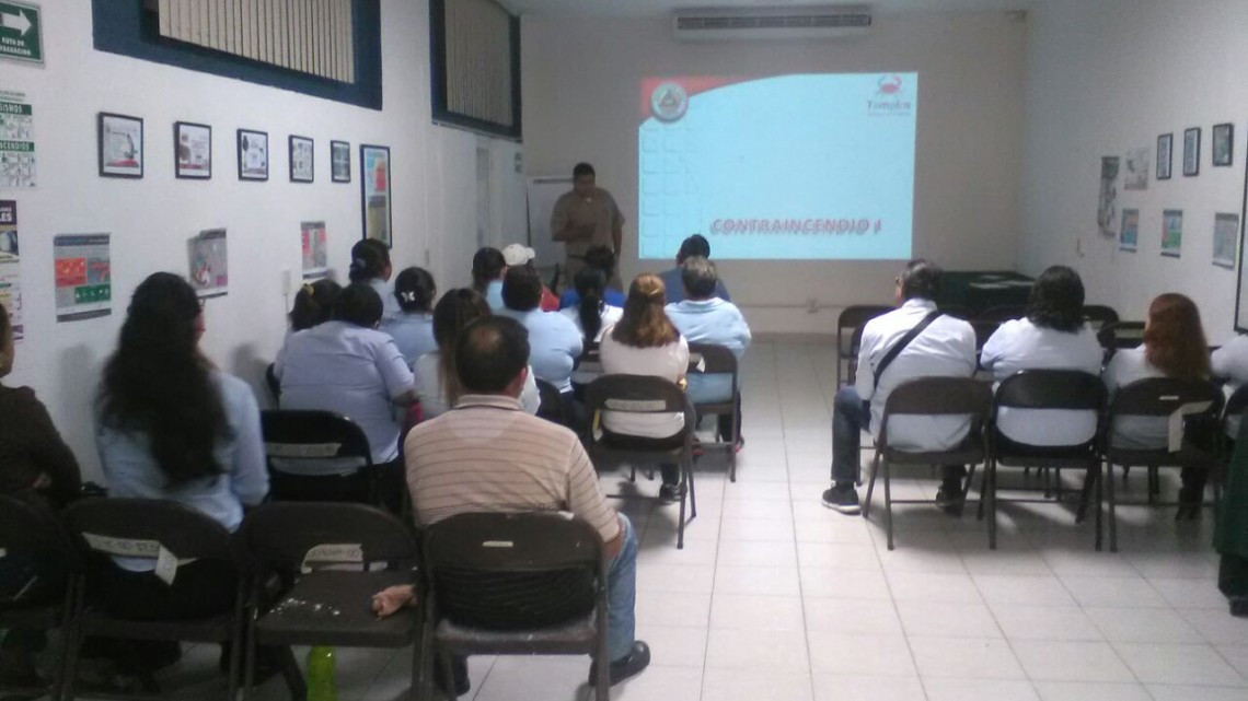 Capacita Bomberos a personal del DIF contra incendios