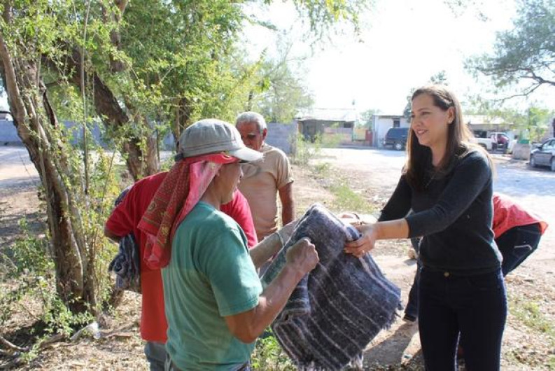 Entregan a familias riobravenses cobijas