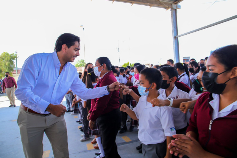 Recomendó Carlos Peña Ortiz a estudiantes cuidar su salud y no abandonar sus sueños