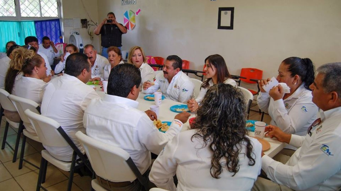 Dan banderazo para construcción de techumbre