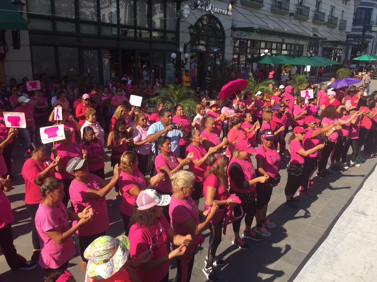 Conmemoran en Tampico el día mundial del cáncer de mama con un zumbatón