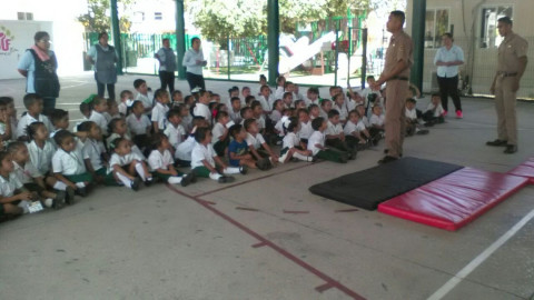 “Bomberito por un día” instruye a niños a reaccionar en caso de una emergencia