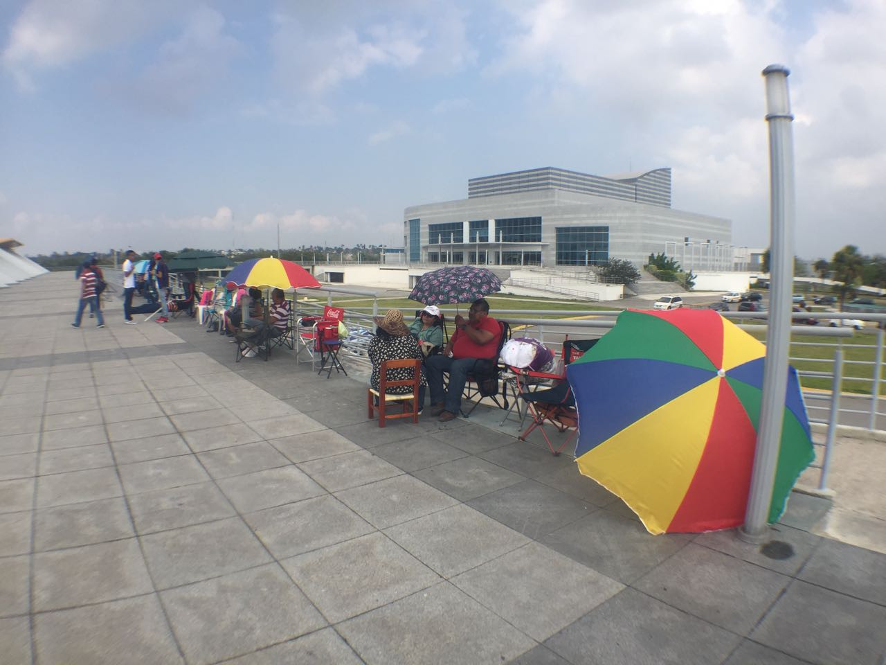 Acampan afuera de Expo Tampico para lograr un lugar dentro del IMSS