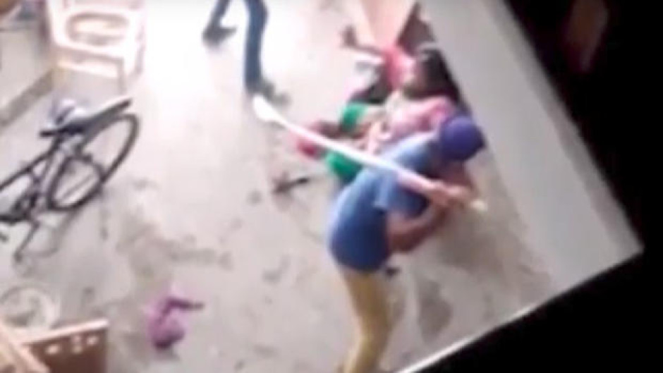 Por dar a luz a niña mujer es golpeada 