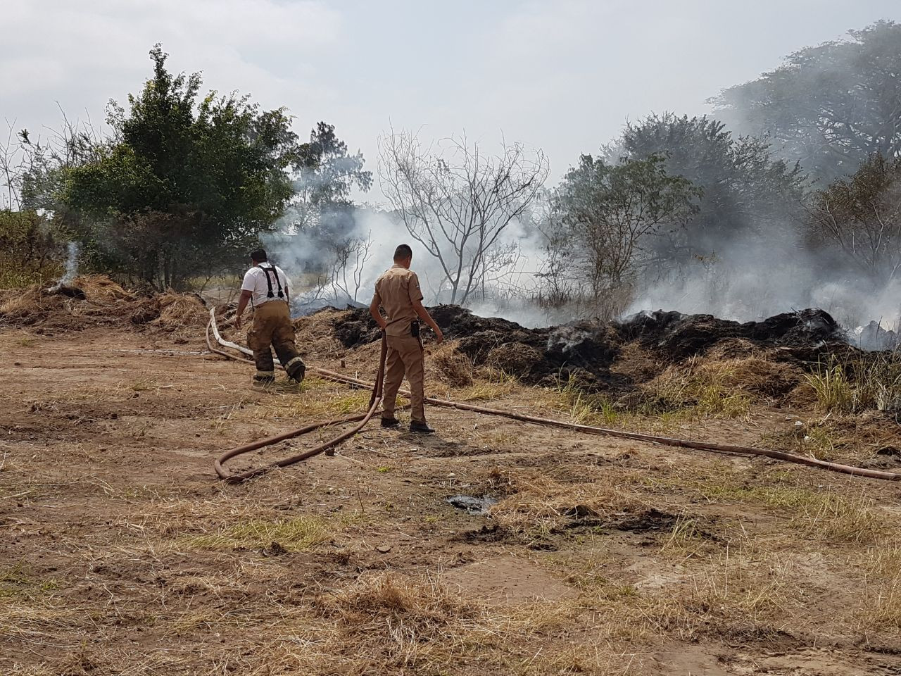Evacuan a 90 personas de asilo por quema de pastizal