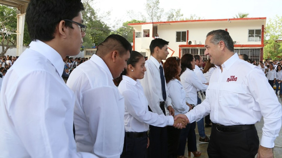 Entrega Ayuntamiento paquetes de útiles escolares