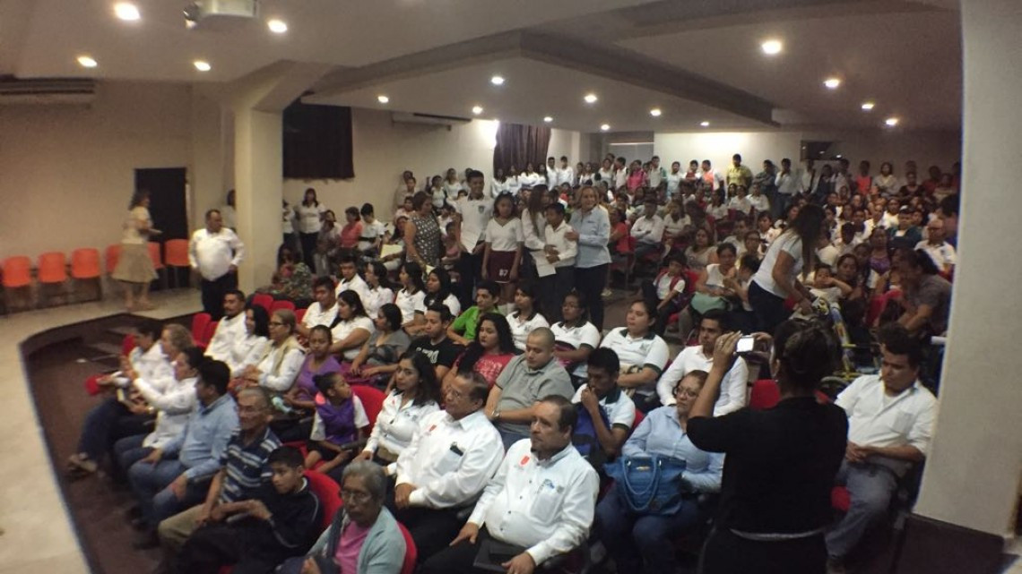 Entregan formatos de solicitud para becas escolares