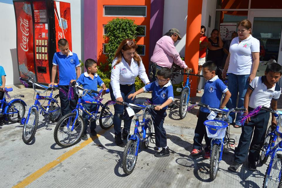 Entrega Rosy Corro bicicletas a estudiantes