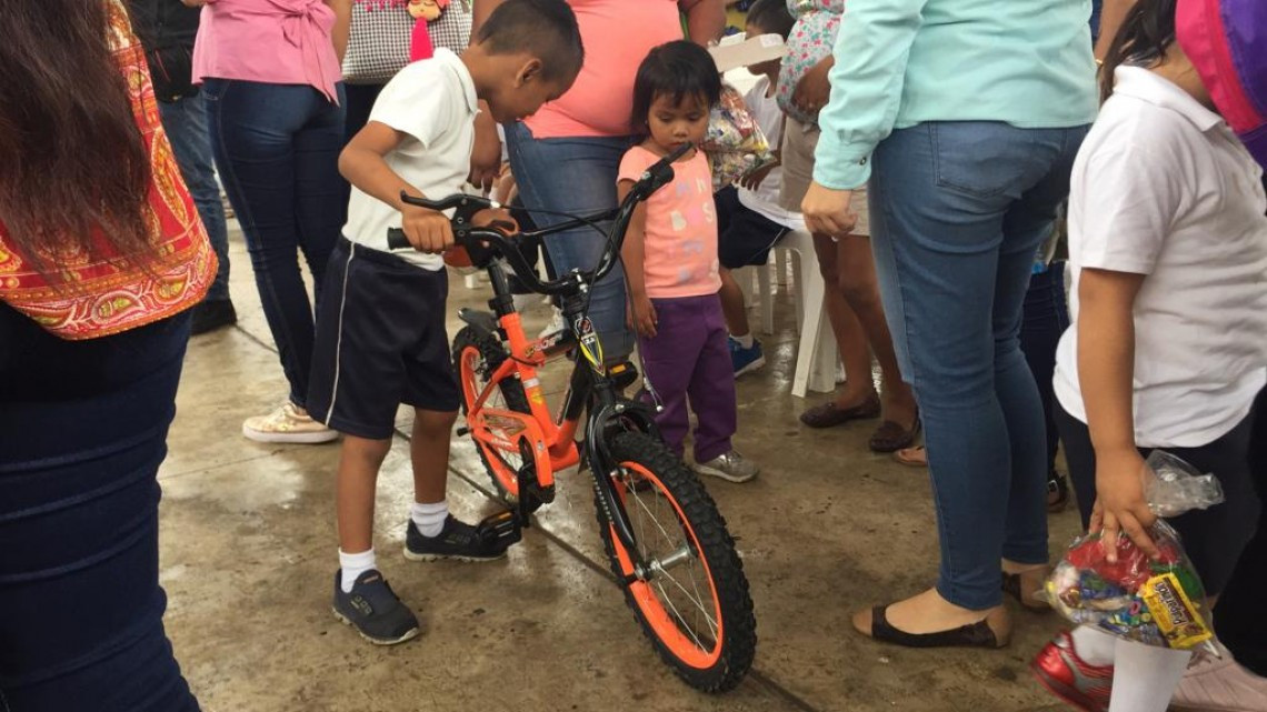 Los Reyes Magos continuan festejando a los niños de Altamira
