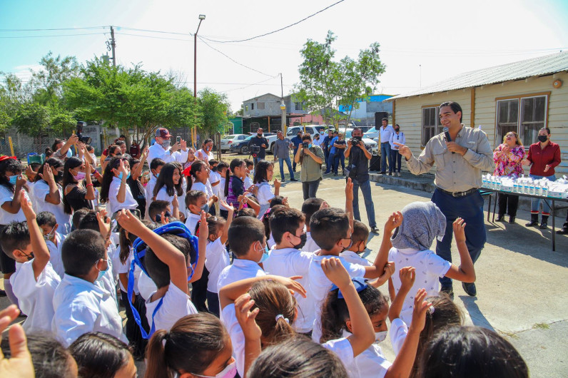 Reciben alumnos útiles escolares con gran alegría