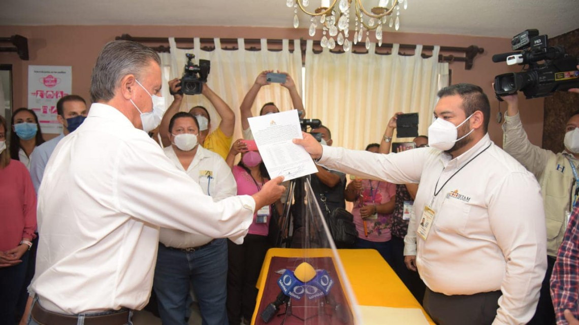 "Chucho" Nader recibe constancia como Alcalde Electo de Tampico