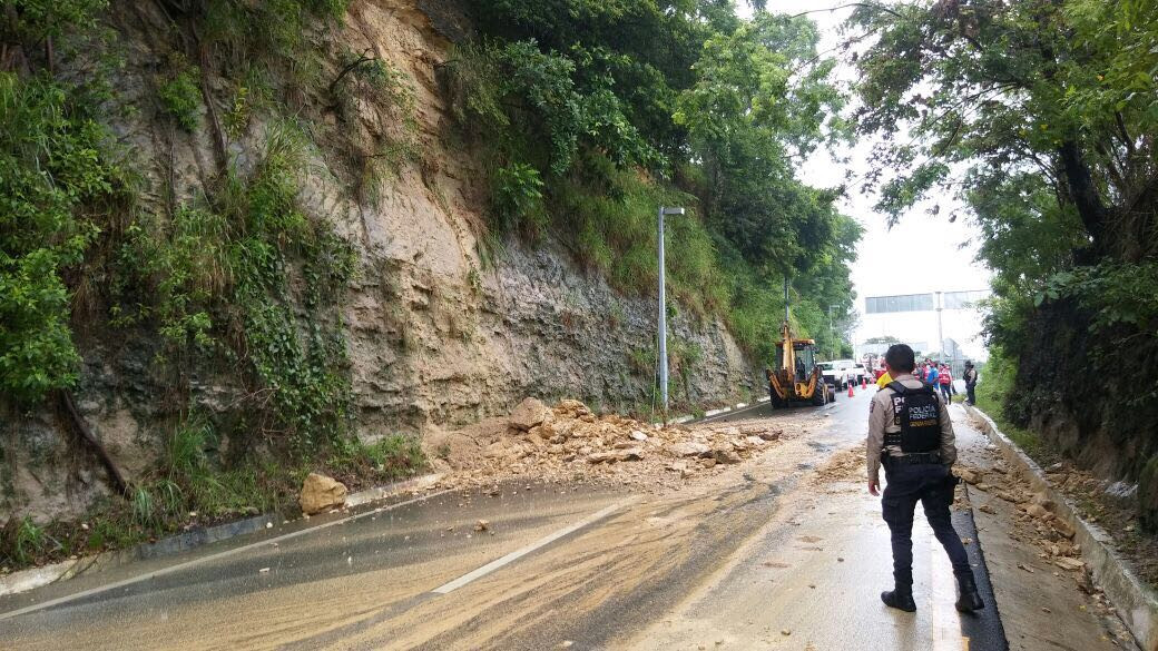 Se desgaja cerró de la Obrera