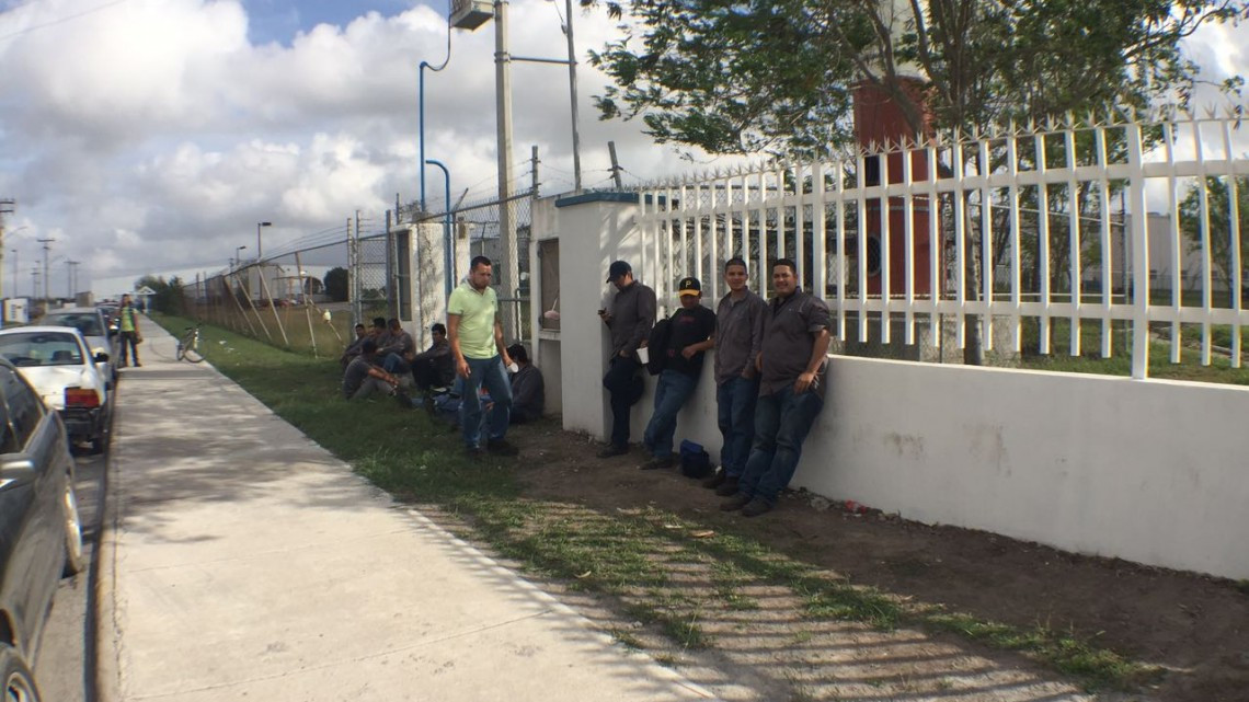 Por no saludar al líder sindical, obreros son castigados