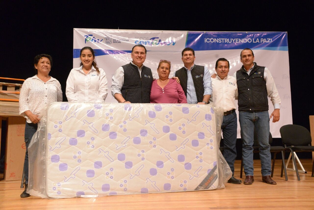 Entregan apoyos en la zona sur