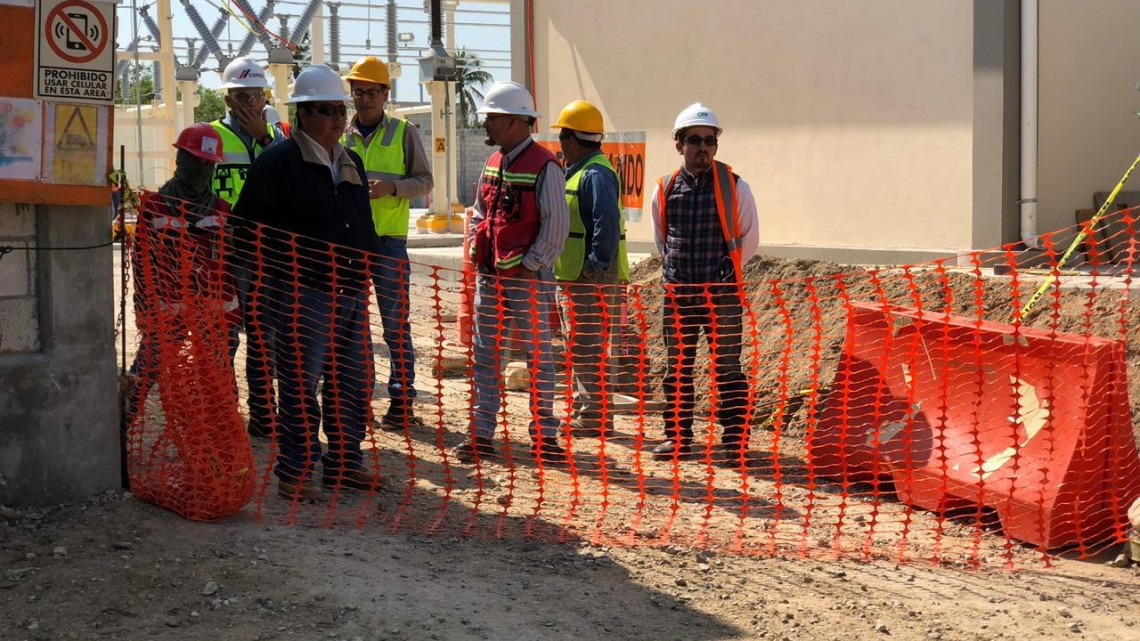 Vecinos del fraccionamiento Villas del mar bloquean accesos a trabajadores de la CFE