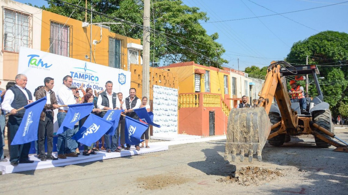 Pone en marcha Chucho Nader la pavimentación de otra calle