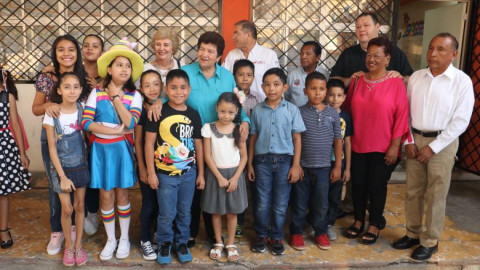 Alcaldesa brinda apoyos de pintura en la escuela primaria