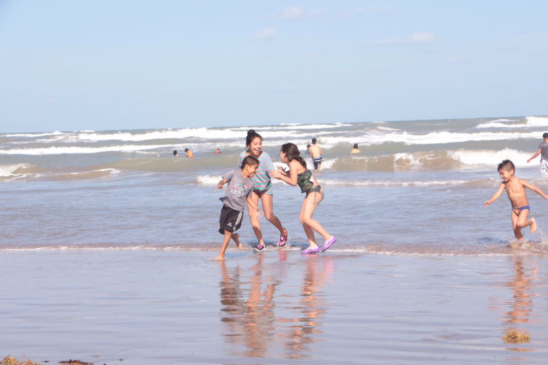 Derechos humanos entrega trípticos en la playa Bagdad 