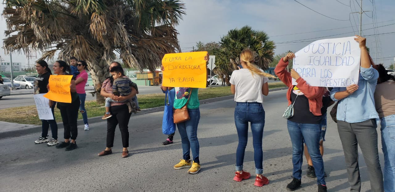 Madres de familia bloquean la Av. Marte R. Gómez en Matamoros