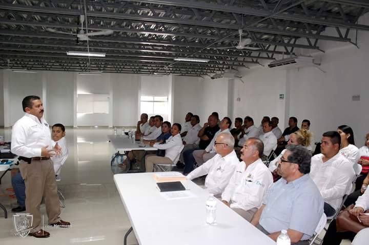 Imparten cursos de capacitación y actualización a funcionarios públicos