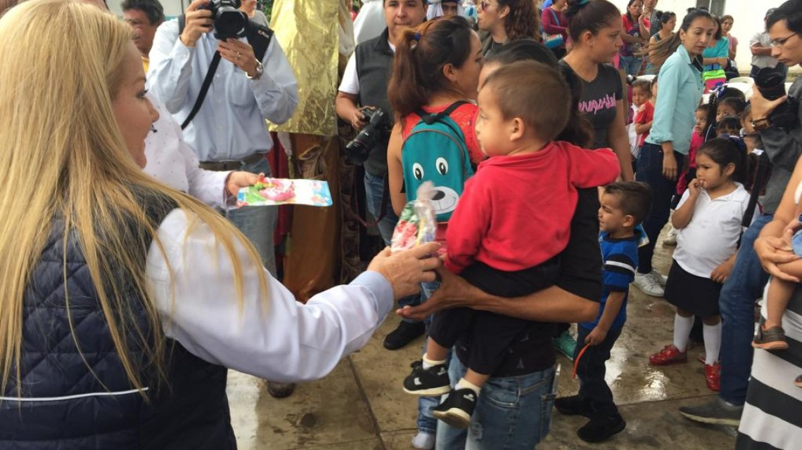 Los Reyes Magos continuan festejando a los niños de Altamira