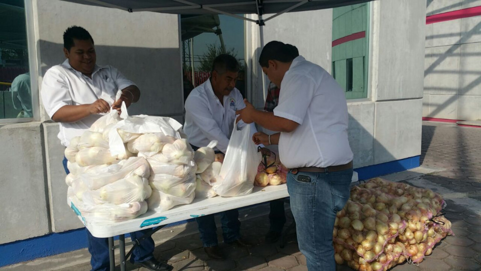 Reciben DIF donación de cebollas y la entrega a familias