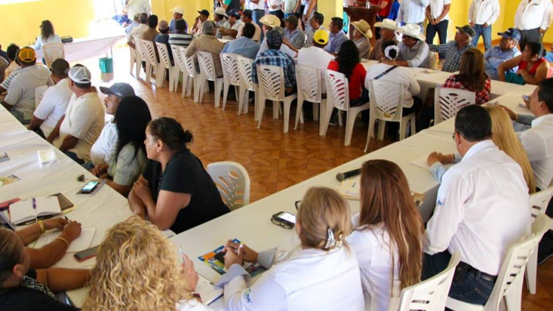 Sostiene reunión alcaldesa con comisariados de la Asociación Ganadera de Altamira