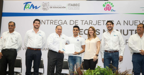 DIF Tamaulipas y Secretario de Educación entregan becas 