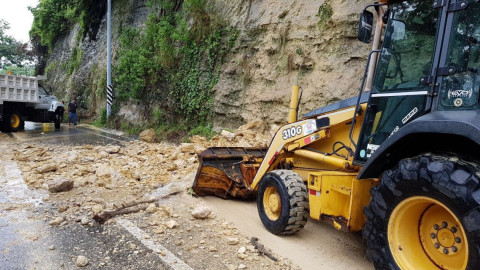 Se desgaja cerró de la Obrera