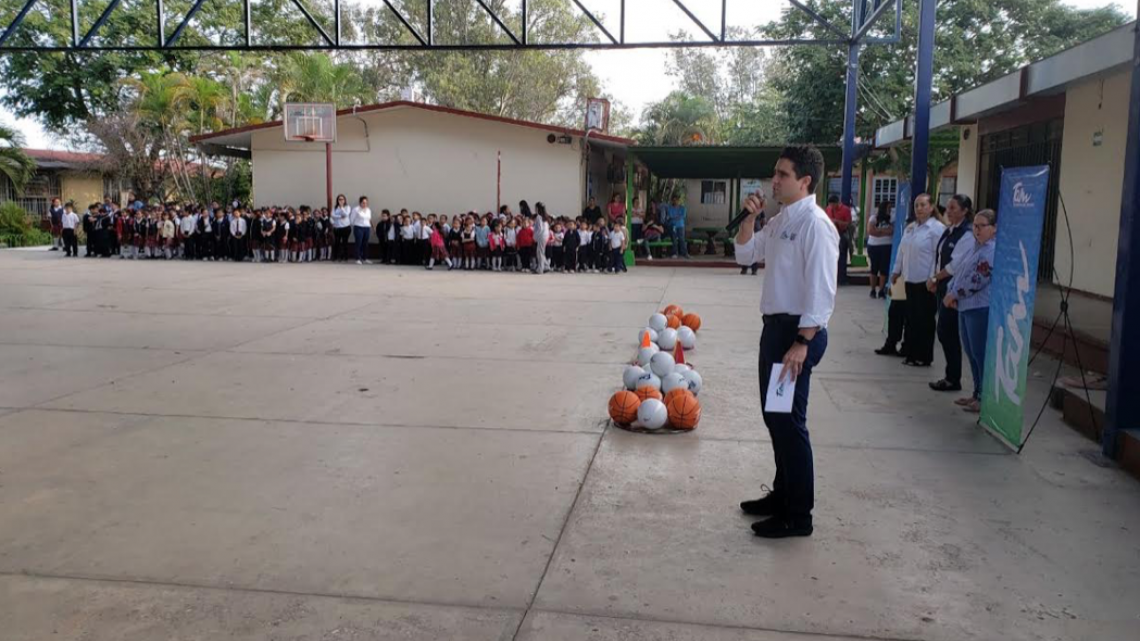 INDE entrega material deportivo a escuelas primarias de Ciudad Madero