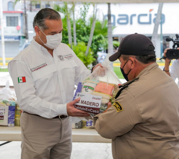 Entrega Adrián Oseguera más apoyos a sectores vulnerables