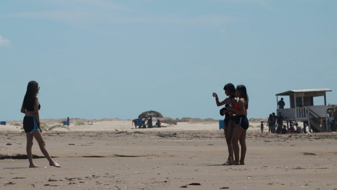 Cientos de turistas se dan cita en playa Tesoro