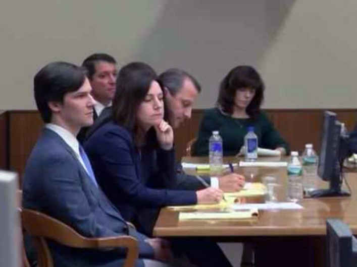 Ayuda hijo a su madre a asesinar a su padre