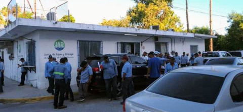 Trabajadores sindicalizados de la JAD realizan paro de labores