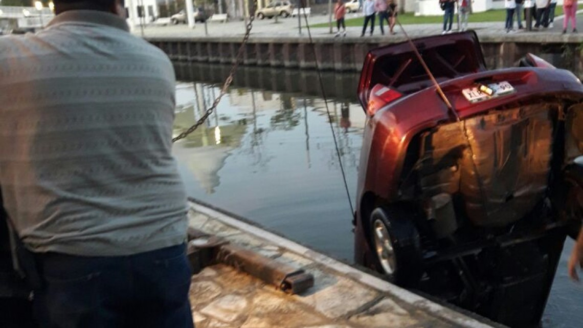 Cae automóvil al canal de la Cortadura