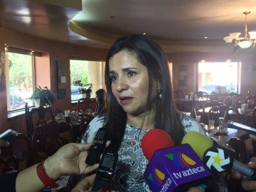 Rectora presenta oferta educativa a empresarios