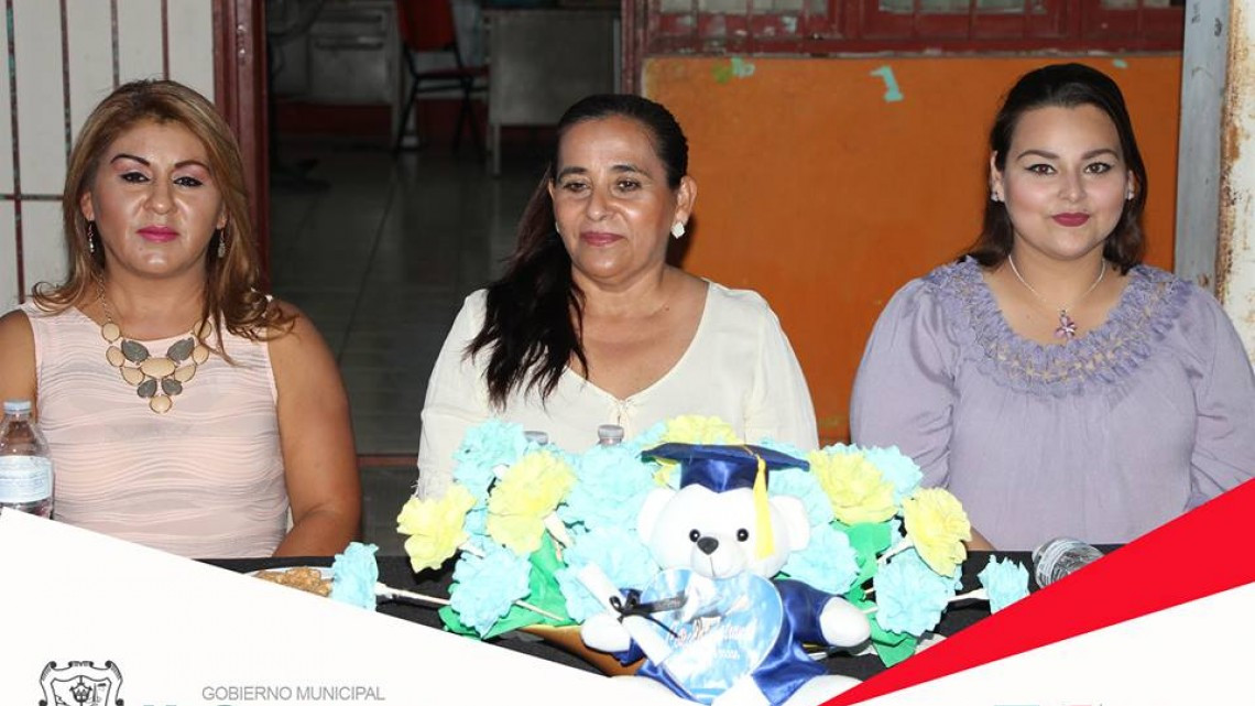 Acude alcaldesa a graduación de escuela primaria
