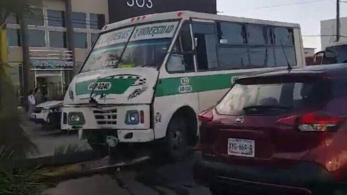 Microbús se queda sin frenos e impacta 4 automóviles