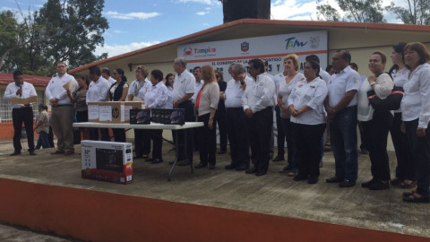 Entregan 10 laptops a escuela primaria en Tampico