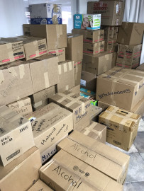 Donan obreros víveres para afectados por sismo